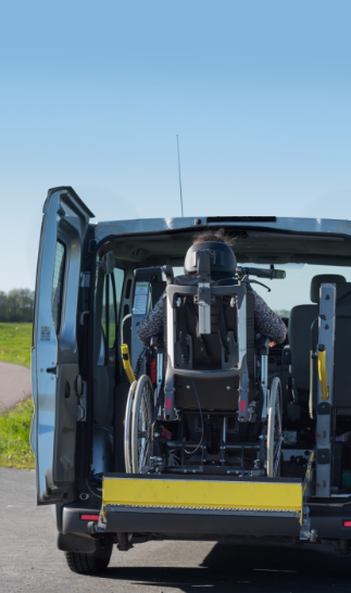 Photos représentant un chargement de fauteuil dans un véhicule TPMR